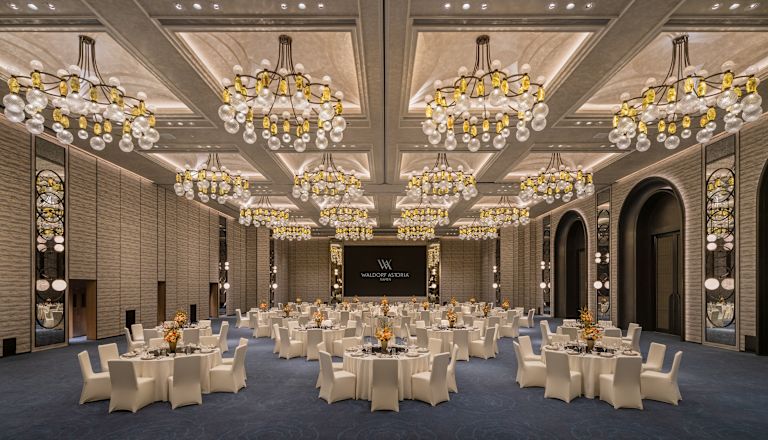 Ballroom Wedding Table Setup