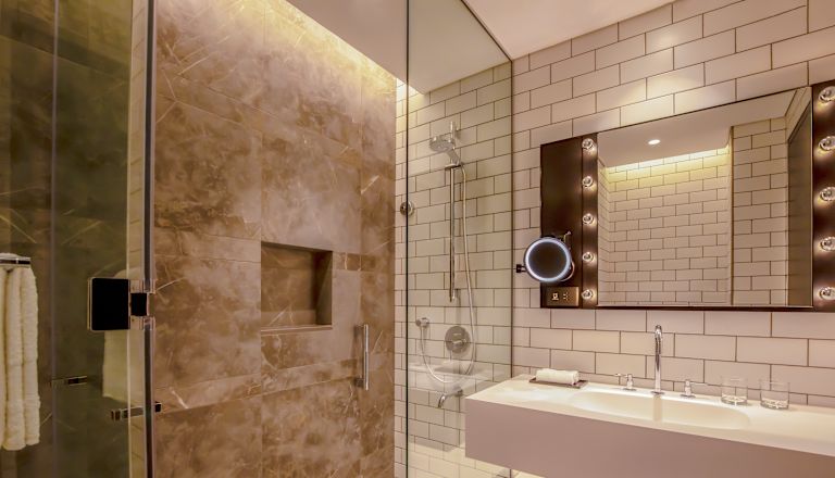 Badezimmer mit Dusche und Schminkspiegel