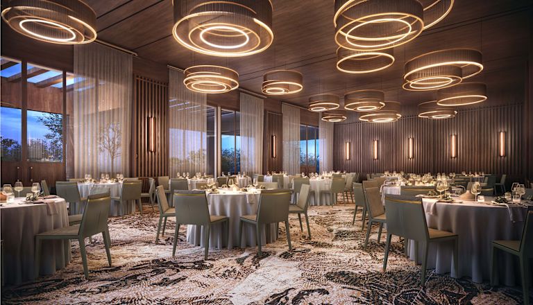 Salón de fiestas con mesas redondas y sillas