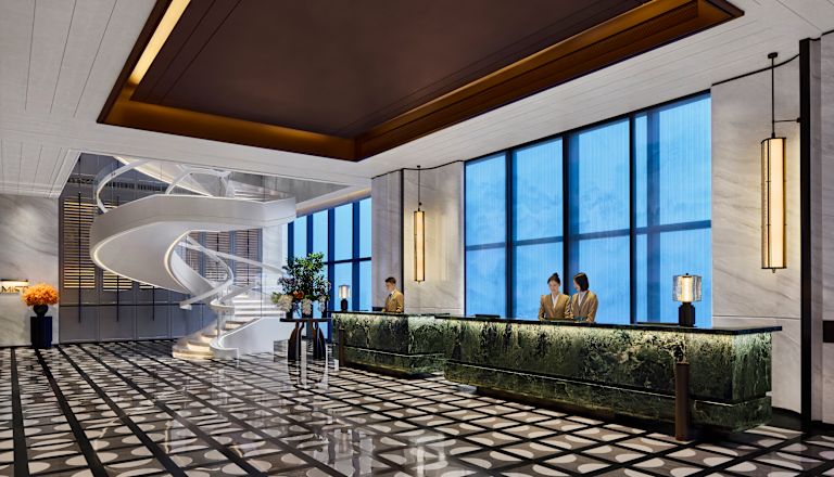 Ekip Üyeleri ile Otel Resepsiyon Masası