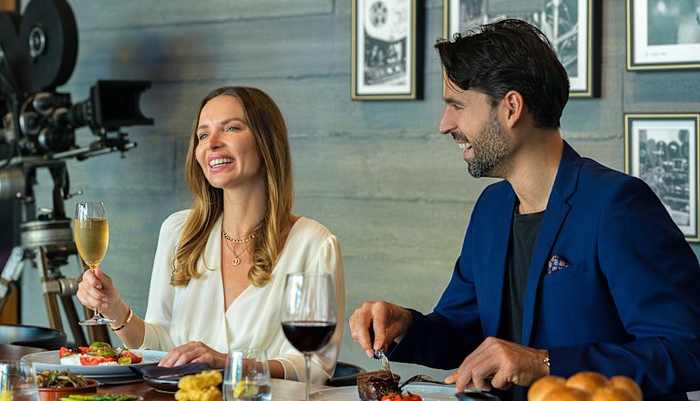 Frau und Mann am Tisch beim Essen