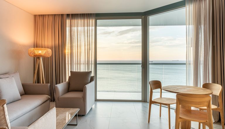 Área de lounge de la habitación con cama vista al mar