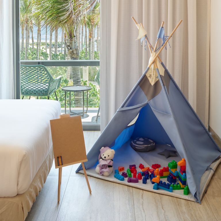 carpa con juguetes adentro