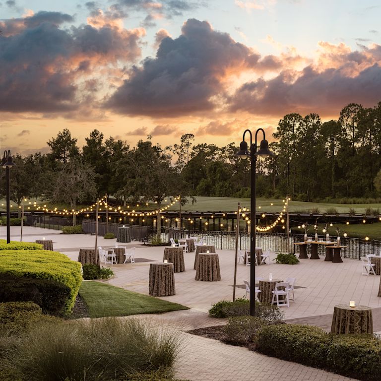 Disposición de la mesa exterior al atardecer