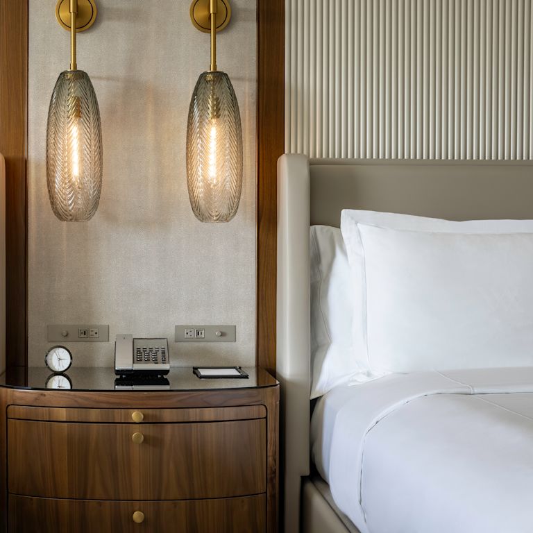 Detalles del dormitorio, almohadas y mesa de noche