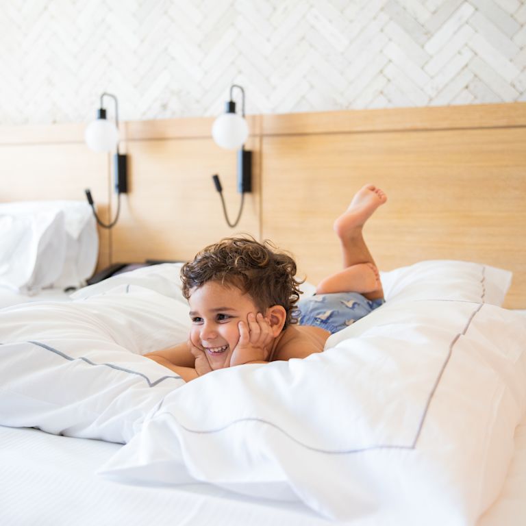 niño pequeño acostado en la cama