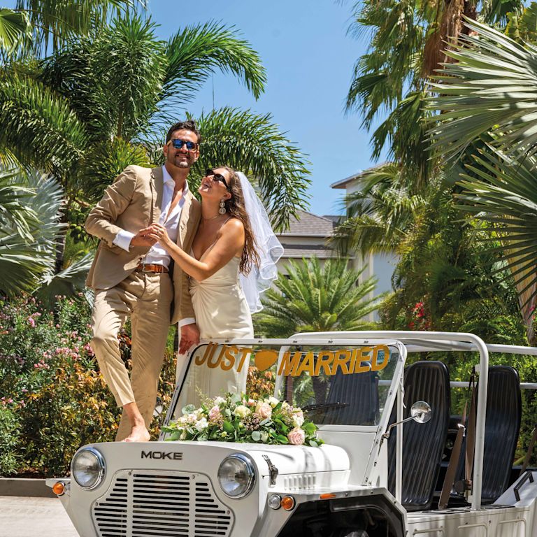 ジープと結婚したばかりのカップル