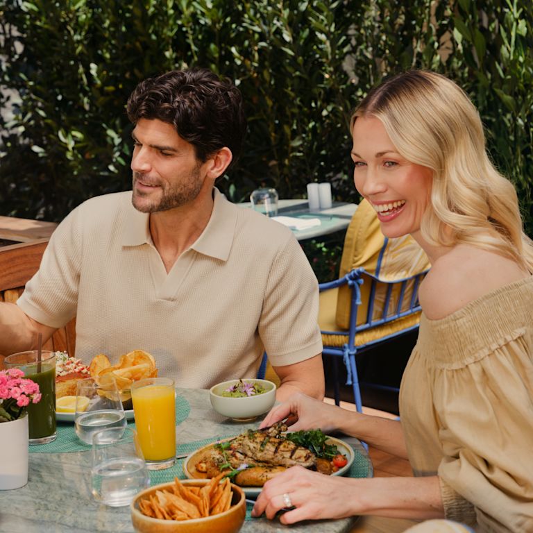 Coppia che cena sulla terrazza del ristorante Veranda