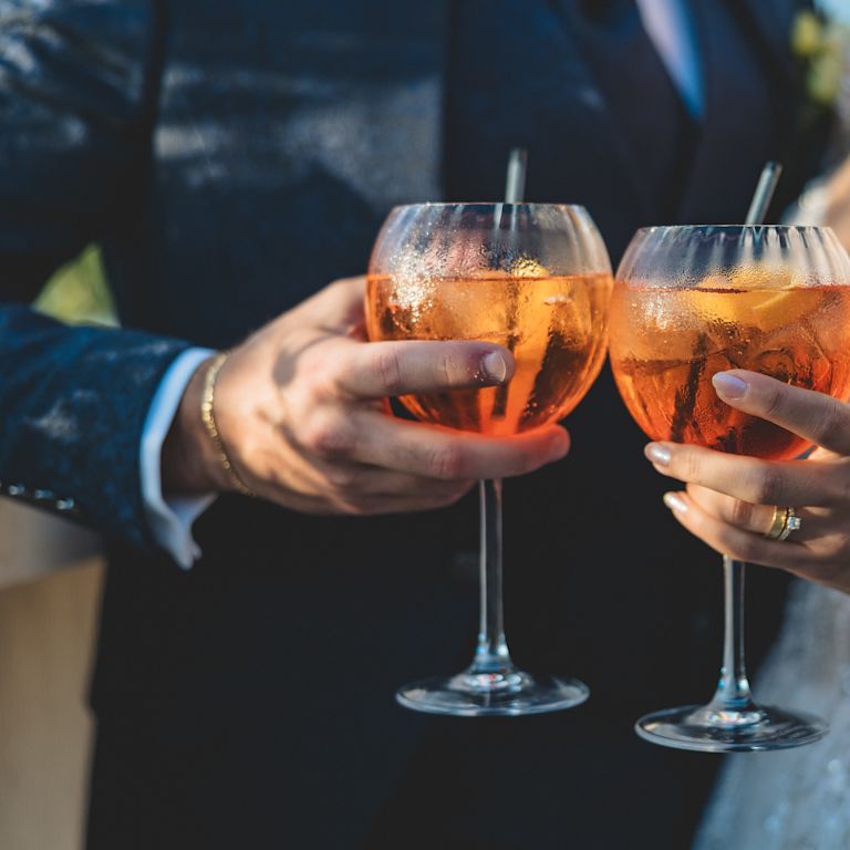Panna młoda i panna młoda trzymająca drinki w rękach