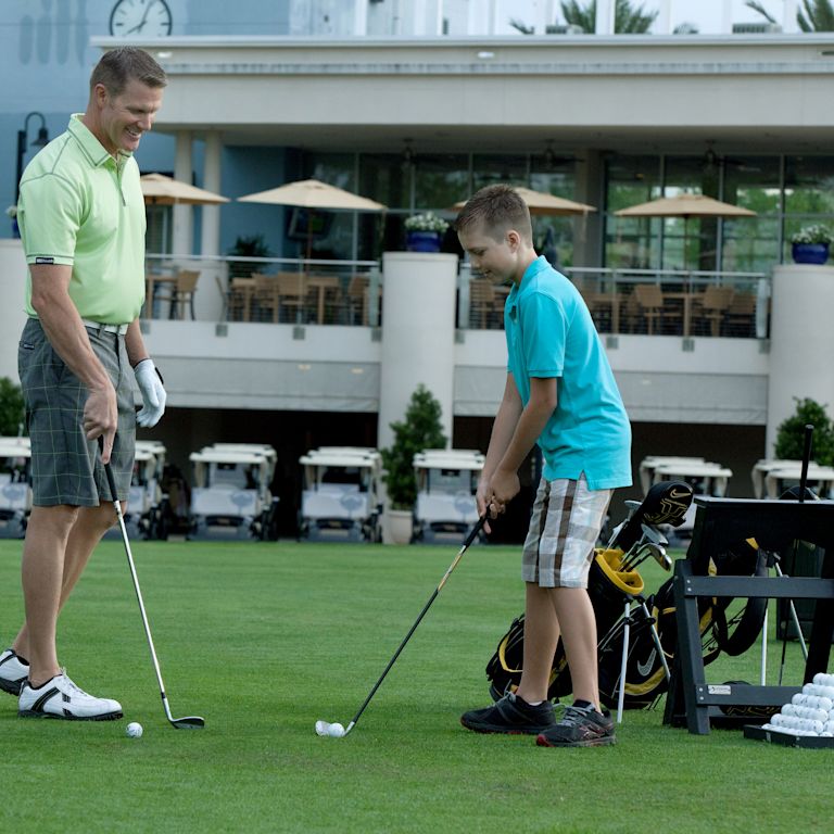 Padre e hijo en el campo de golf