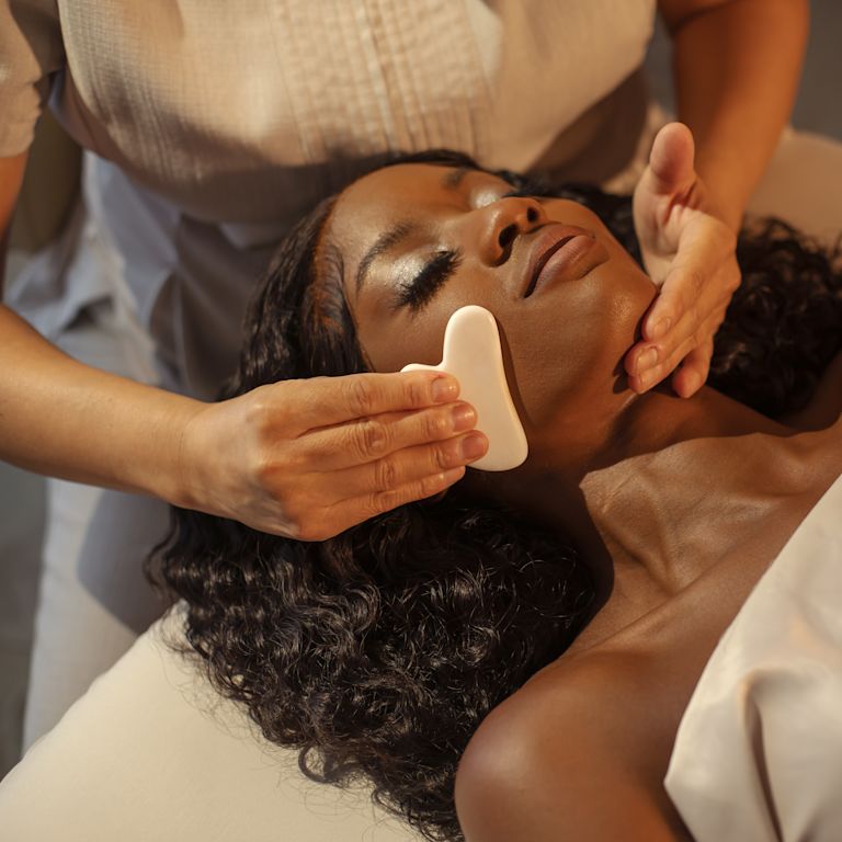 Spa yüz bakımı alan kadın