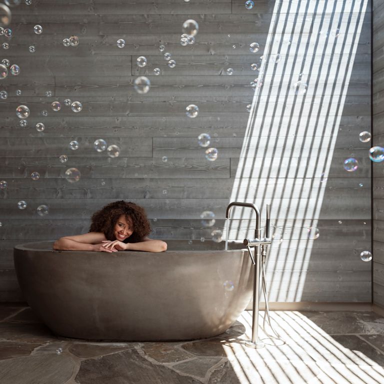 Spa küvetinde kadın manzarası