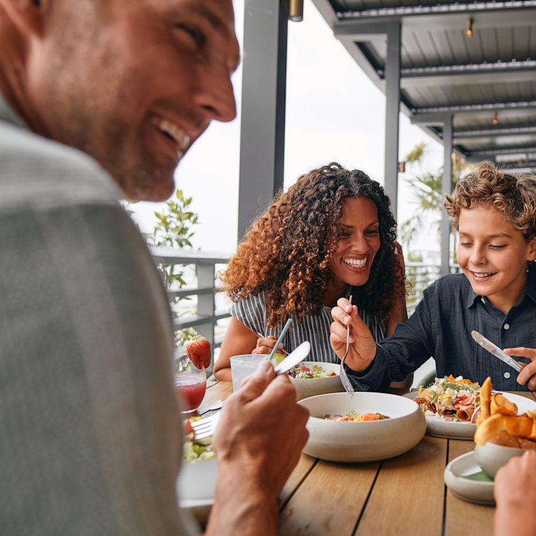 Restaurante în familie la barul și grătarul Playa Beach