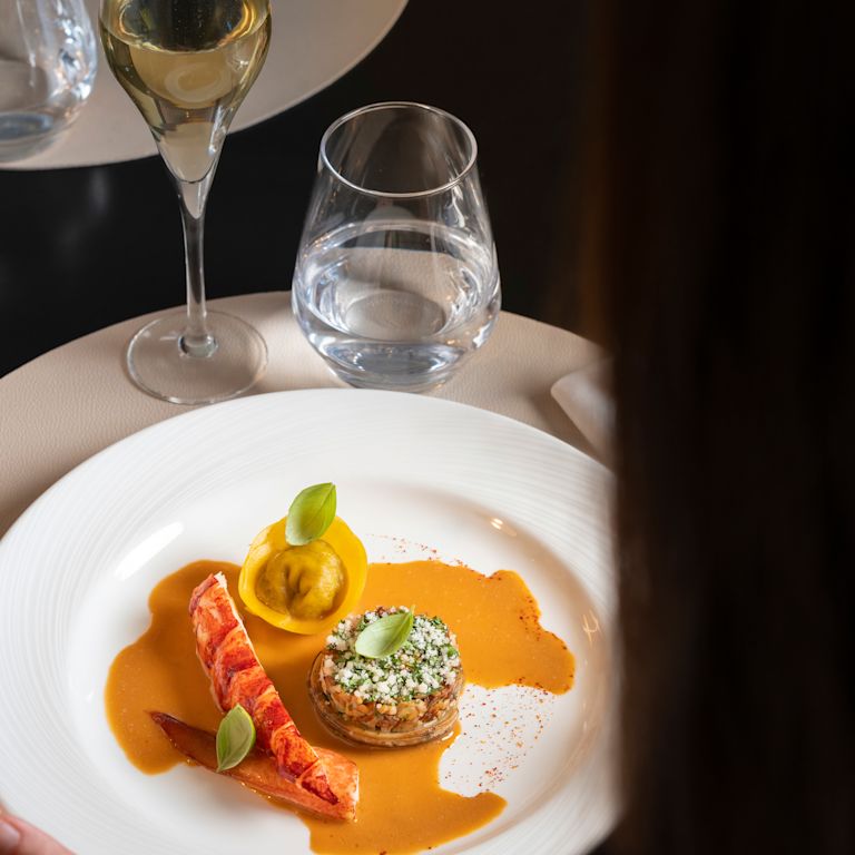 Pasti La Véranda con vino e acqua