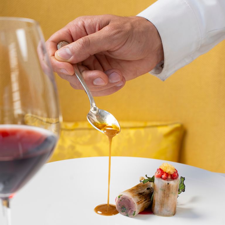 Chef Gordon Ramsay au Trianon che versa la salsa sul piatto