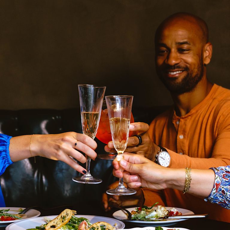 pessoas bebendo e jantando no restaurante Brass Tack