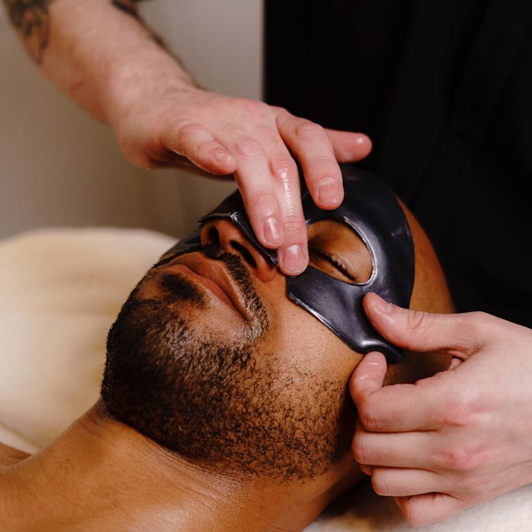 um homem fazendo um tratamento facial no spa