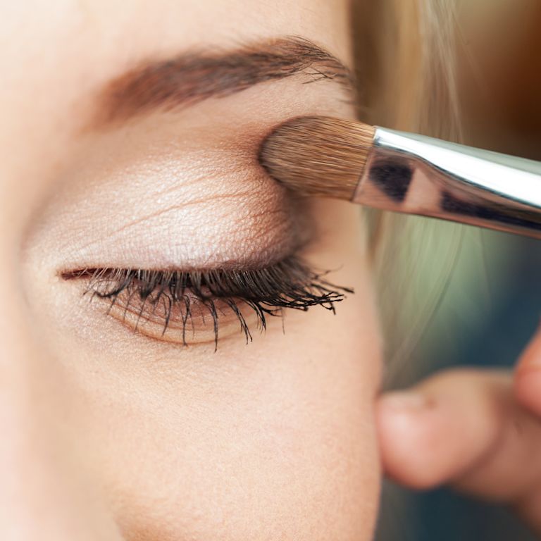 Primer plano del ojo con maquillaje