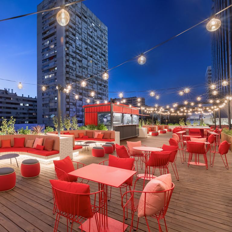 Camión de comidas y terraza Planta Z