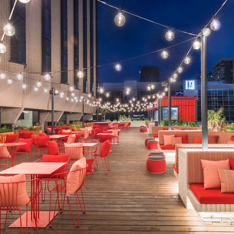 Camión de comidas y terraza Planta Z