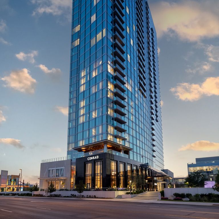 Exteriér hotelu za soumraku