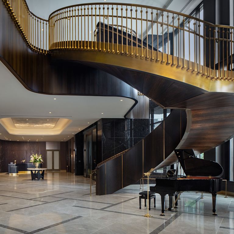 Velký schodiště v lobby