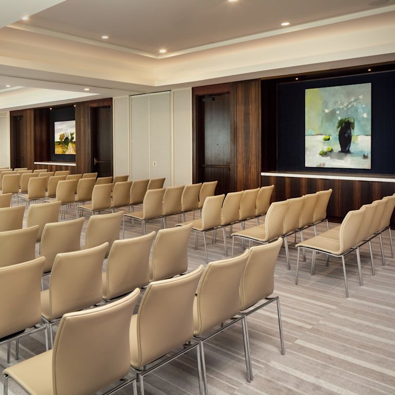 Konferenční místnost v divadelním stylu