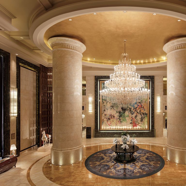 Lobby z kolumnami i żyrandolem