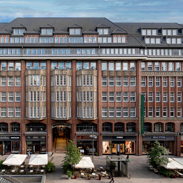 ภายนอกโรงแรม Conrad Hamburg ในเวลากลางวัน