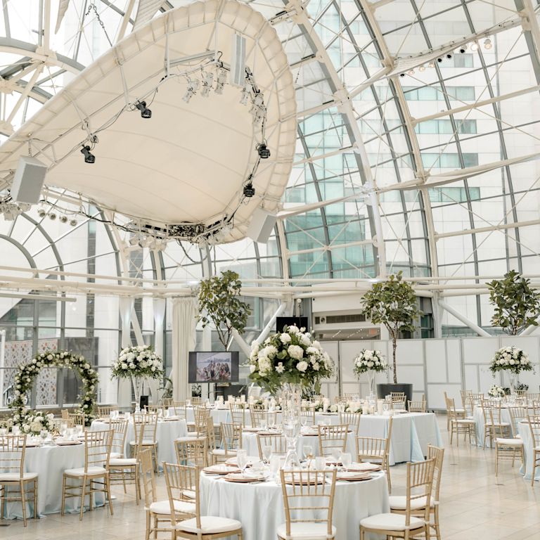 miejsce wydarzenia w atrium z okrągłymi stołami