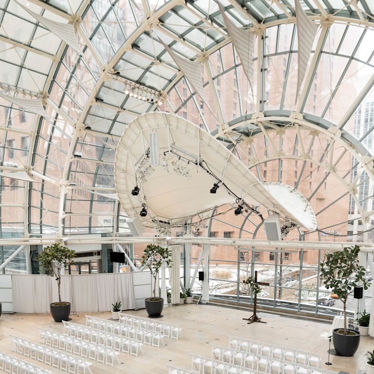 miejsce wydarzenia w atrium z rzędami krzeseł