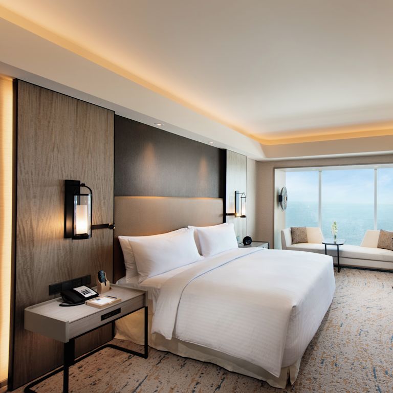 King Bed Hotel Guestroom Suite