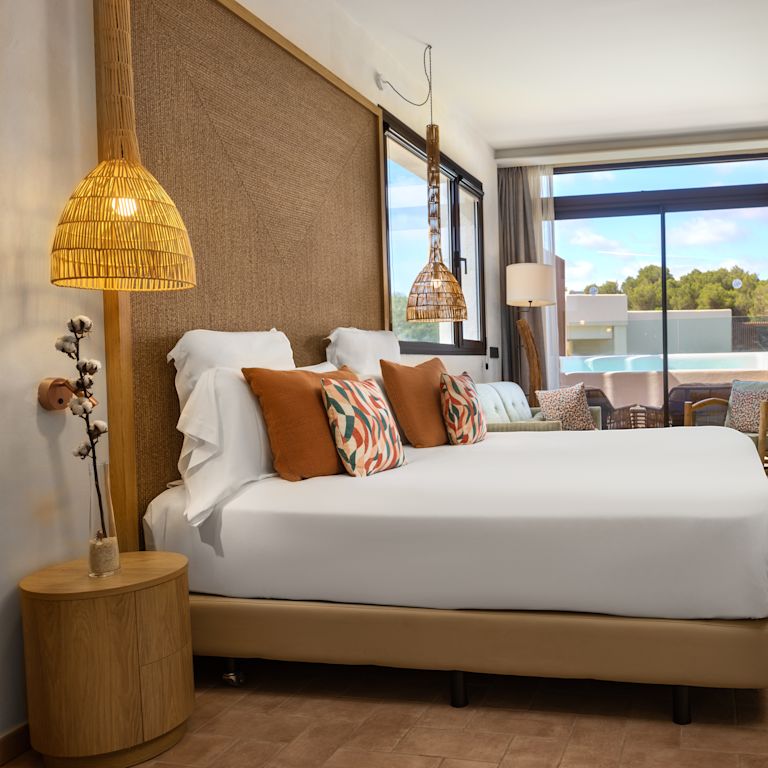 Dormitorio con cama King