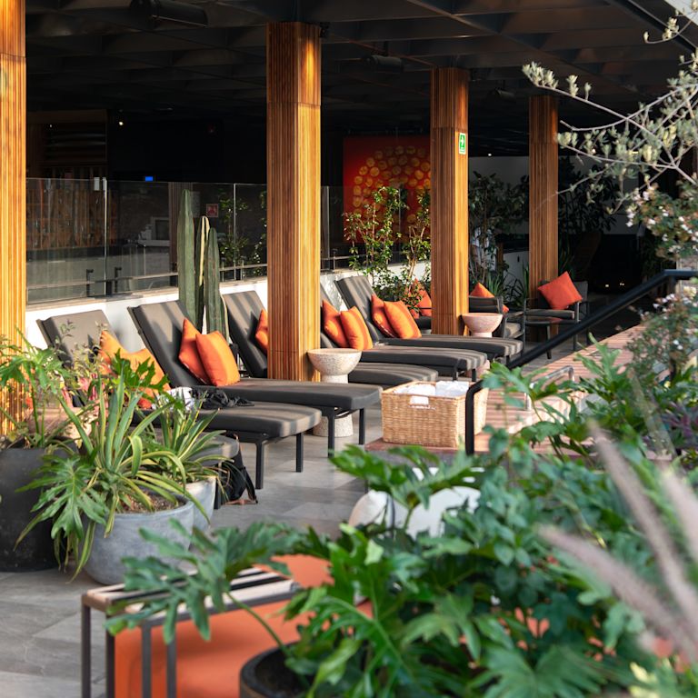 Salotto accanto alla piscina