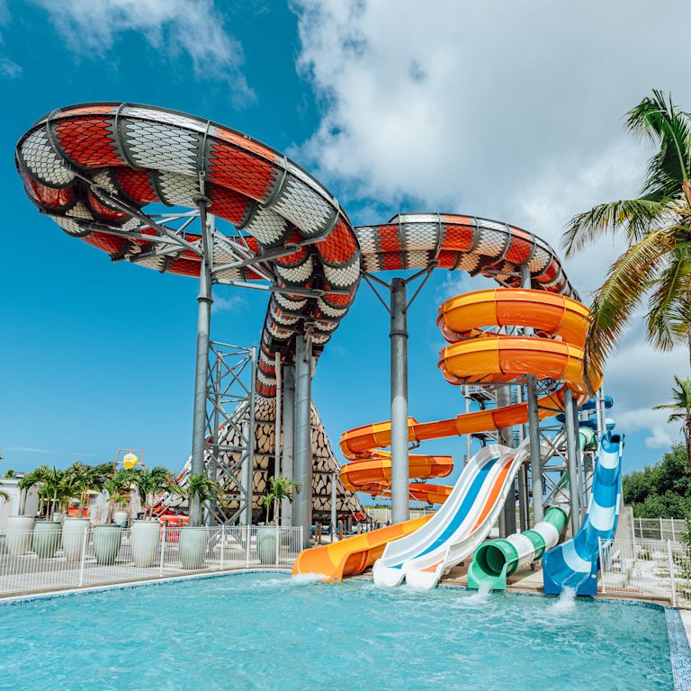 Toboágua grande e piscina no parque aquático