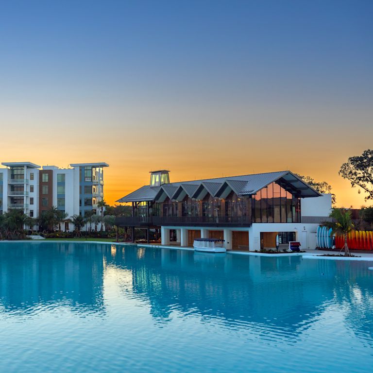 Resortați exteriorul și piscina