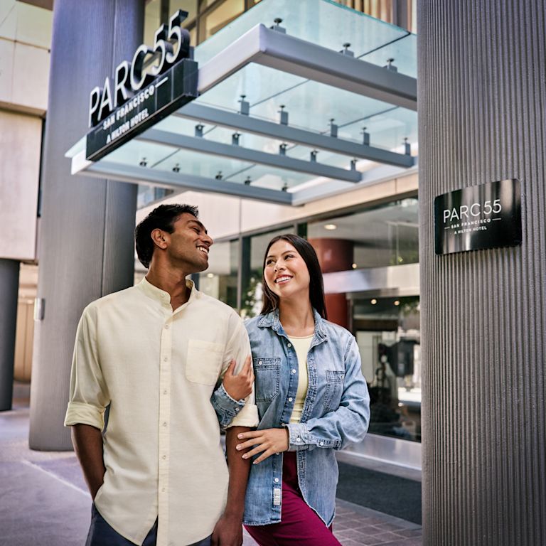 Couple walking around the entrance of Hilton Parc 55