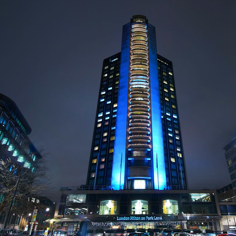 Ngoại thất khách sạn High Rise vào ban đêm