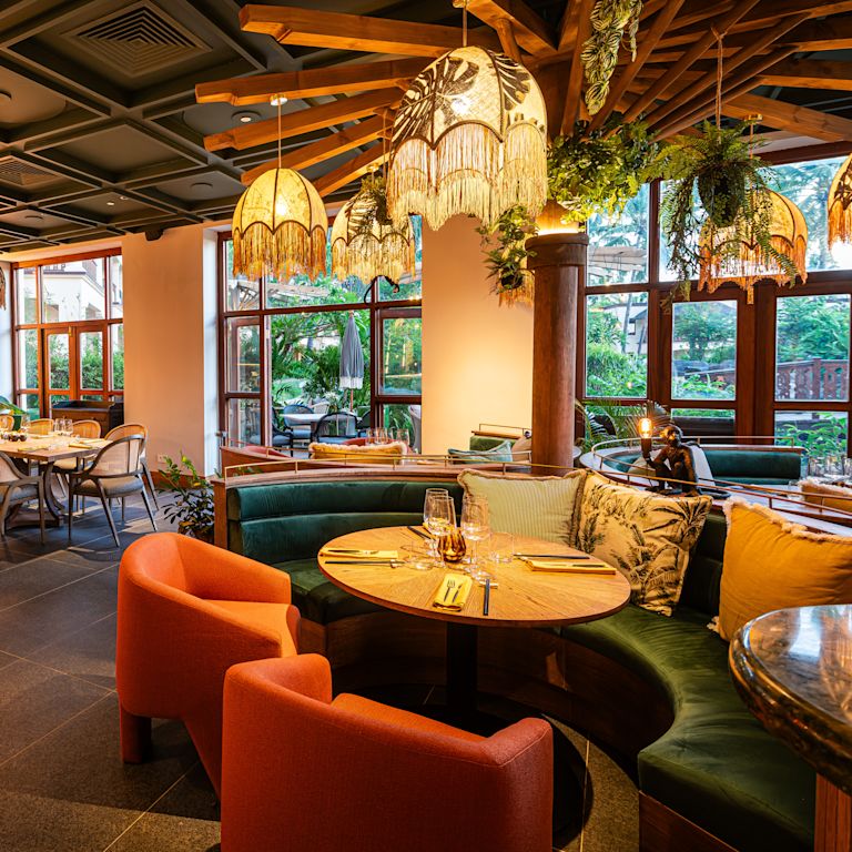 Tajska restauracja Ginger ze stołami i krzesłami