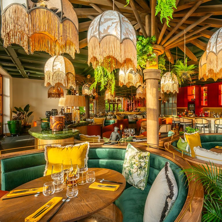 Tajska restauracja Ginger ze stołami i krzesłami