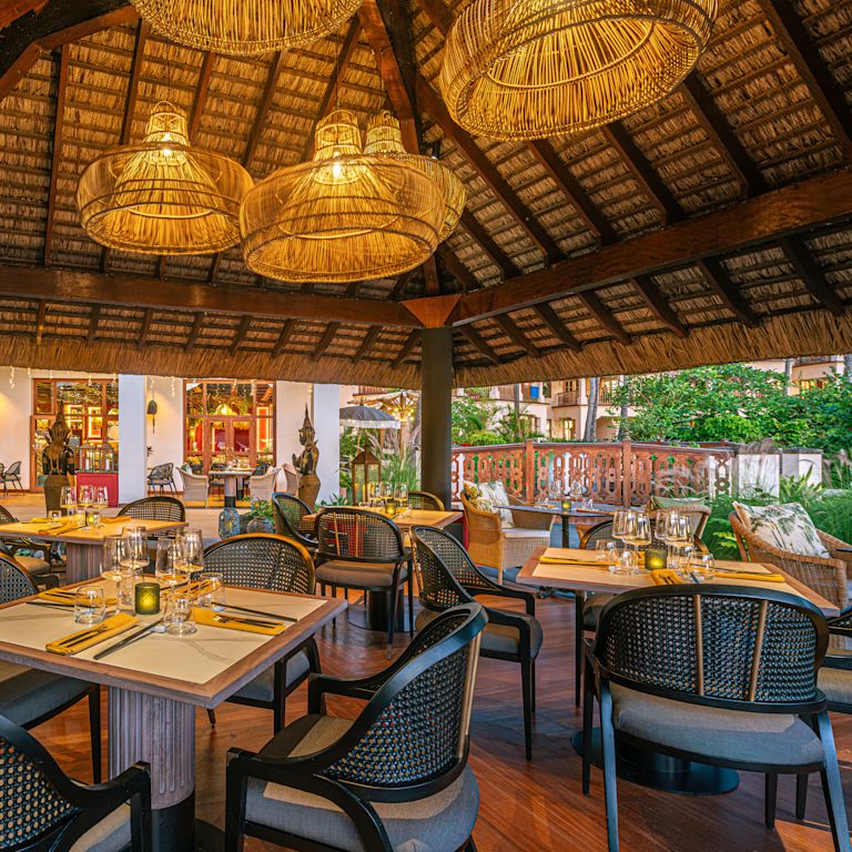 Tajska restauracja Ginger ze stołami i krzesłami
