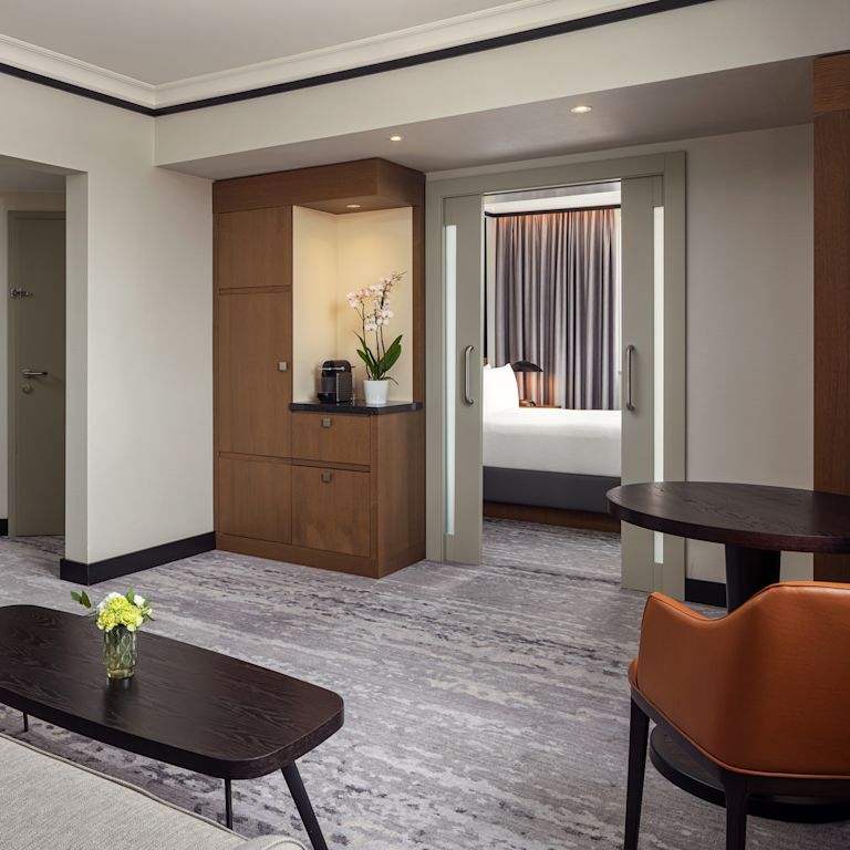 Wohnbereich der Suite und Teilblick auf ein separates Schlafzimmer