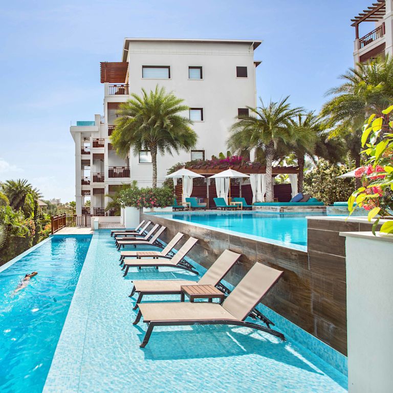 デッキチェアを備えた静かなプールの代替ショット