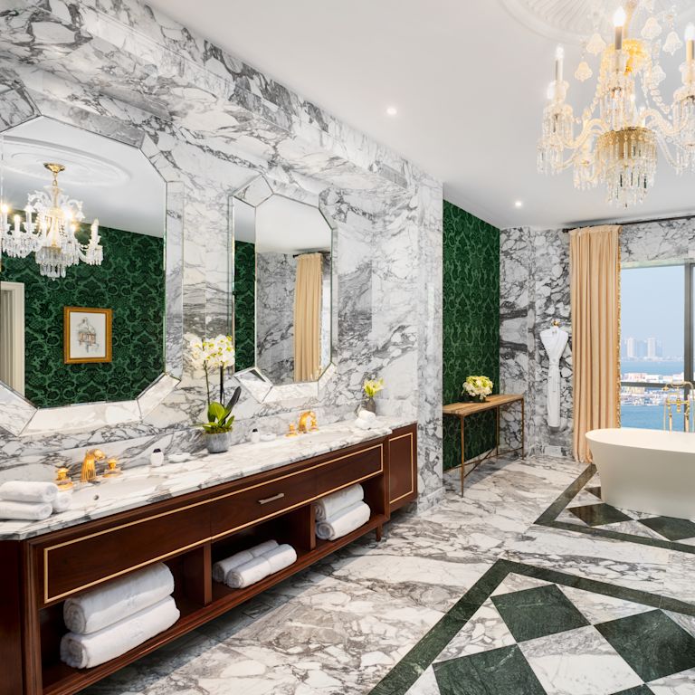 Suite - Zona lavabo e vasca da bagno con vista mare