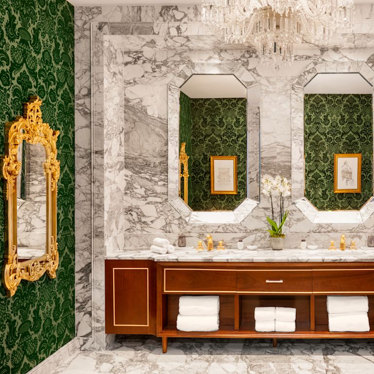 Suite Imperial - Doppio lavabo con asciugamani bianchi piegati