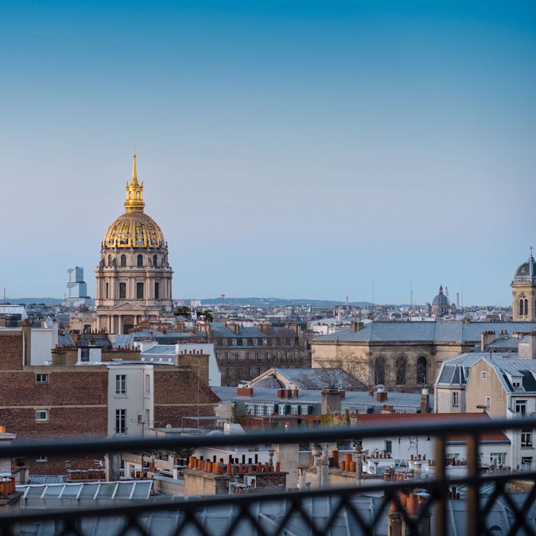 Vue sur la ville et les bâtiments depuis le balcon de l'hôtel