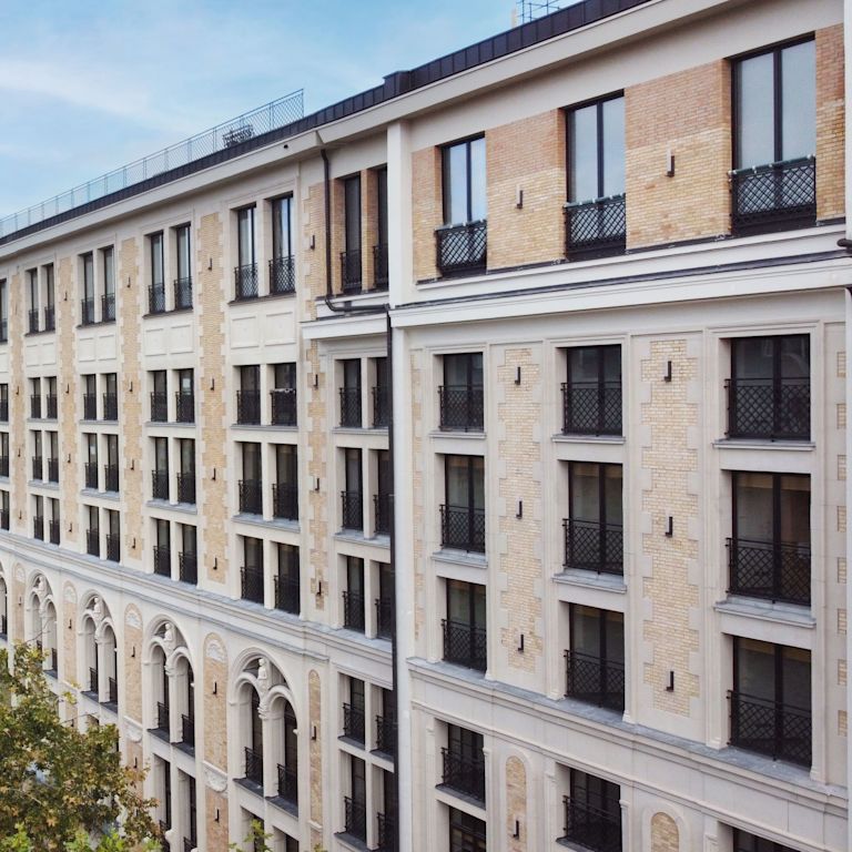 Extérieur de l'hôtel avec fenêtres