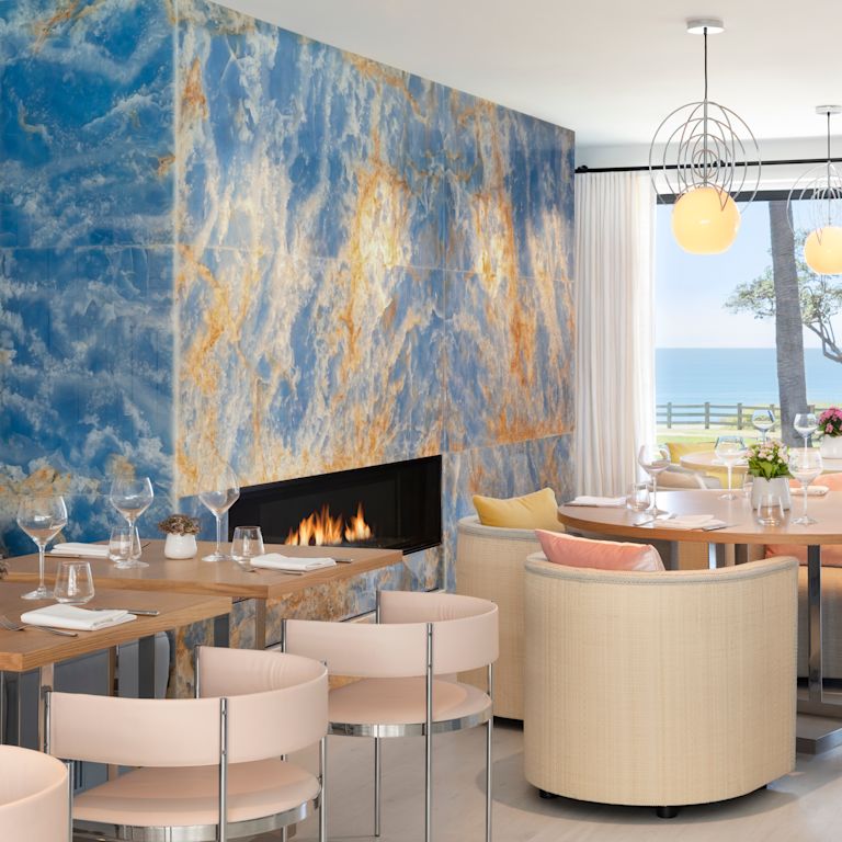 Sala de jantar com mesas e cadeiras