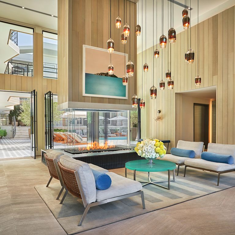 Lobby do hotel com lareira de vidro