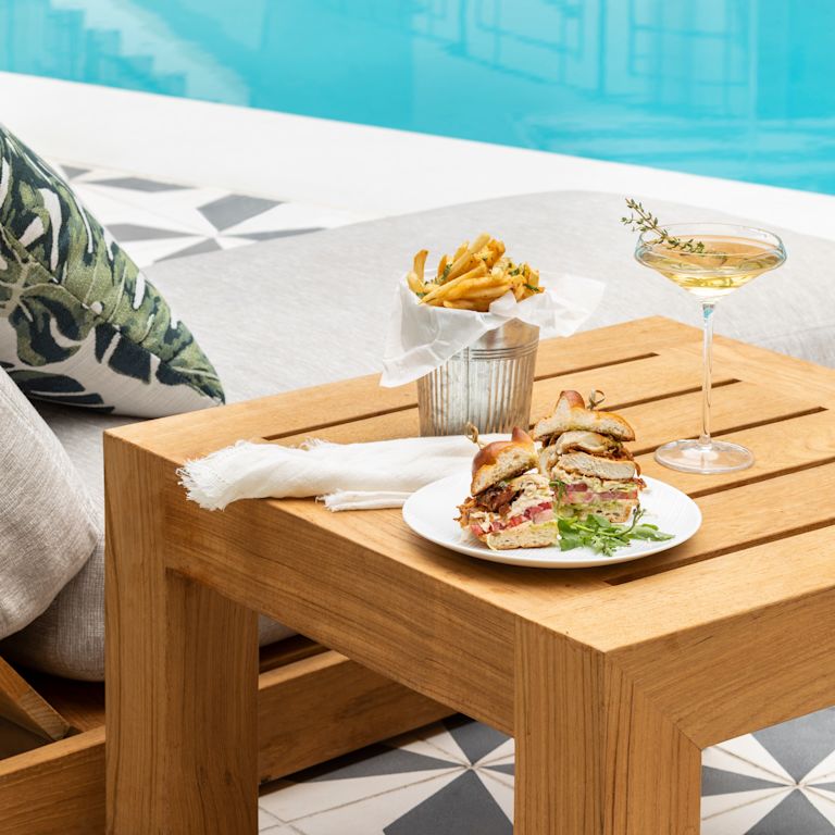 Refeições à beira da piscina com alimentos e travesseiros